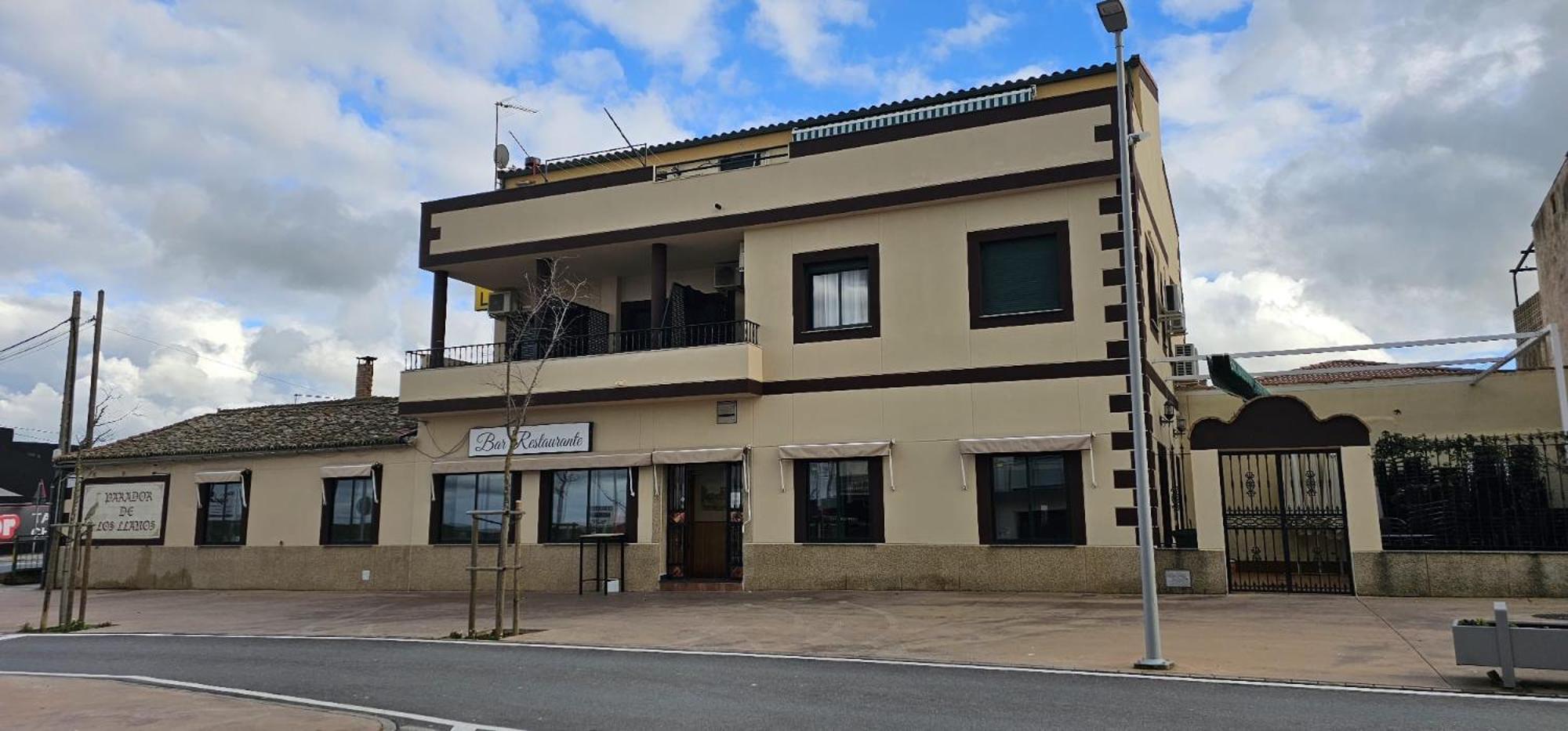 Hostal Parador De Los Llanos Torreorgaz Екстер'єр фото